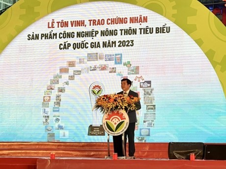 El viceministro de Industria y Comercio Nguyen Sinh Nhat Tan interviene en la cita (Foto: VNA)