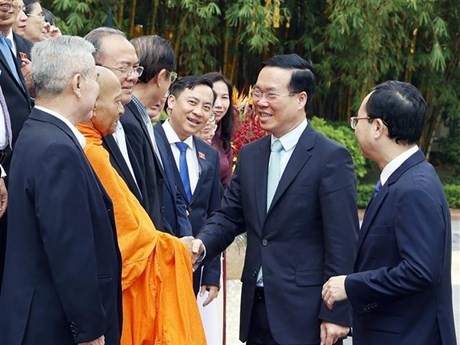 El presidente de Vietnam, Vo Van Thuong, y delegados (Fuente:VNA)