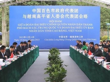 Delegados de la provincia vietnamita de Cao Bang y la ciudad china de Baise en la reunión (Fuente: VNA)