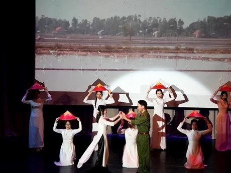 El espectáculo realizado por los estudiantes vietnamitas (Fuente: VNA) 