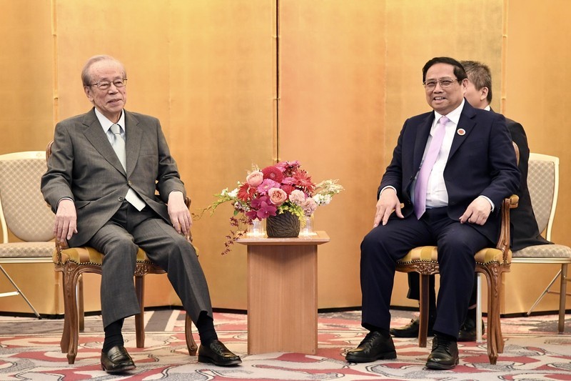 El primer ministro de Vietnam, Pham Minh Chinh, recibe al exprimer ministro japonés, Fukuda Yasuo.