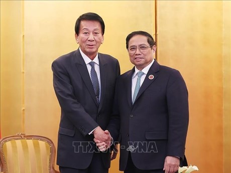 El primer ministro Pham Minh Chinh (derecha) recibe al exembajador especial Japón-Vietnam, Sugi Ryotaro. (Foto: VNA)