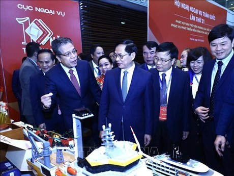 Delegados visitan la exposición de productos de las localidades. (Foto: VNA)