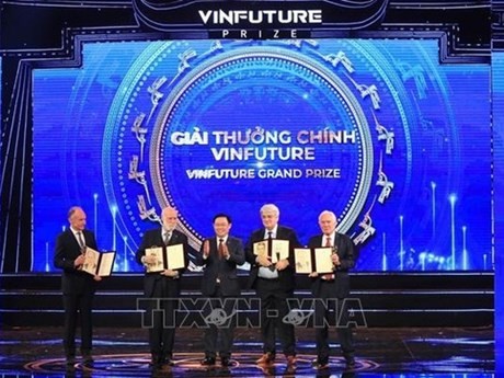 El presidente de la Asamblea Nacional, Vuong Dinh Hue, otorga el premio principal VinFuture 2022 a científicos con invenciones en tecnología de redes globales. (Foto: VNA)