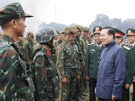 El presidente Vo Van Thuong con soldados y oficiales de la fuerza especial del Ejército (Foto: VNA)