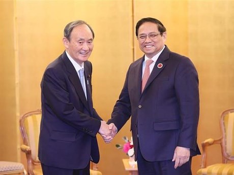 El primer ministro de Vietnam, Pham Minh Chinh, recibe al expremier japonés Suga Yoshihide. (Foto: VNA)