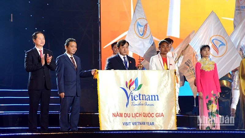 Binh Thuan entrega a la provincia norteña de Dien Bien la bandera del evento en el próximo año