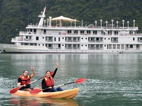 Los turistas experimentan el kayak (Fuente: VNA)