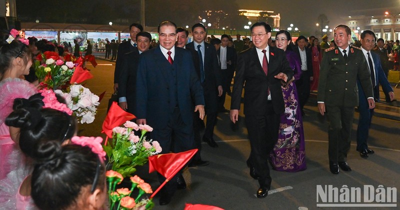 El ex secretario general Nong Duc Manh, el presidente de la Asamblea Nacional, Vuong Dinh Hue, y delegados asisten al evento. 