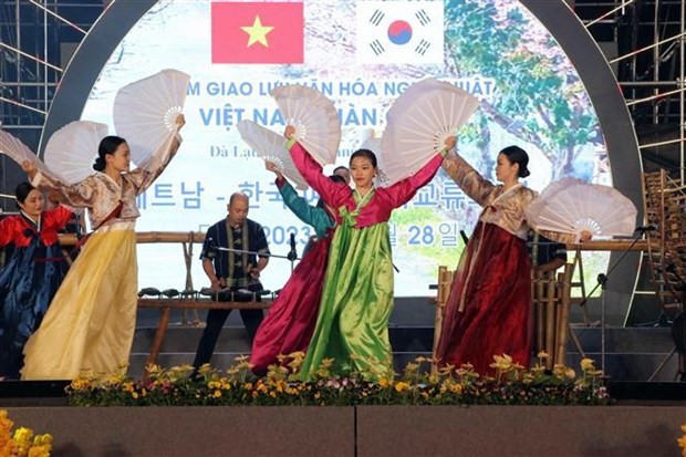 Artistas vietnamitas actuán en traje tradicional sucoreano (Fuente: VNA)