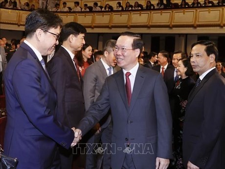 El presidente de Vietnam, Vo Van Thuong, saluda a los delegados (Foto: VNA)