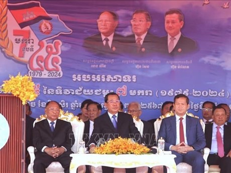 En el mitin para celebrar el 45º aniversario de la victoria del pueblo y del ejército camboyanos en el derrocamiento del régimen genocida (7 de enero de 1979-2024) (Foto: VNA)
