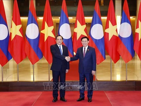 El presidente de la Asamblea Nacional de Vietnam, Vuong Dinh Hue (derecha), recibe al primer ministro de Laos, Sonexay Siphandone. (Foto: VNA) 