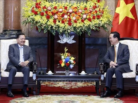 El presidente de Vietnam, Vo Van Thuong (derecha), dialoga con Neth Savoeun, viceprimer ministro de Camboya. (Foto: VNA) 