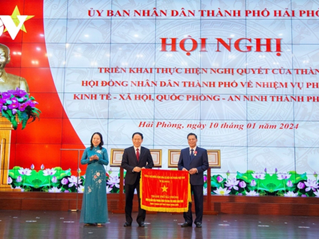 La vicepresidenta Vo Thi Anh Xuan asistió este miércoles a una conferencia sobre el despliegue de las tareas de desarrollo socioeconómico de la ciudad de Hai Phong en 2024, según la Voz de Vietnam (Fuente:VNA)
