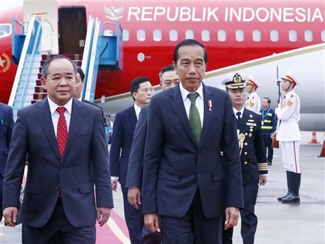 El presidente de Indonesia, Joko Widodo, arriba a Hanói (Fuente:VNA)