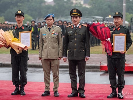 El coronel general Luong Tam Quang, viceministro de Seguridad Pública entrega la decisión sobre el establecimiento de la unidad de policía. (Foto: vietnamnet.vn)