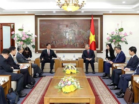 El panorama del encuentro entre el general To Lam, ministro de Seguridad Pública de Vietnam, y el viceministro de Seguridad Pública de China Chen Siyuan (Fuente: VNA)