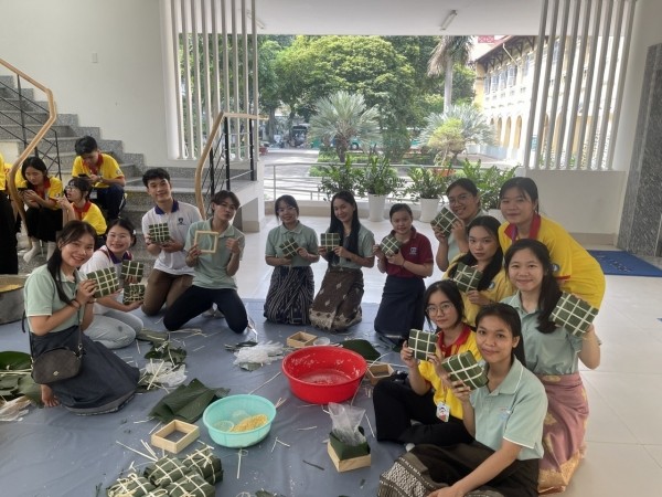 Estudiantes extranjeros elaboran pastel típico del Tet en Vietnam 