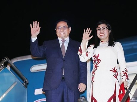 El primer ministro Pham Minh Chinh y su esposa partieron de Hanói para asistir a la 54ª Reunión Anual del Foro Económico Mundial (FEM-54) en Davos, Suiza, y realizar visitas oficiales a Hungría y Rumania. (Foto: VNA)