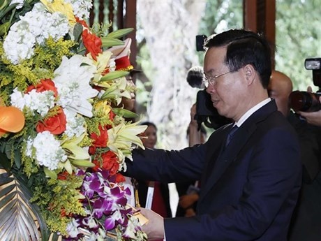 El presidente Vo Van Thuong rinde tributo al Presidente Ho Chi Minh (Fuente: VNA)