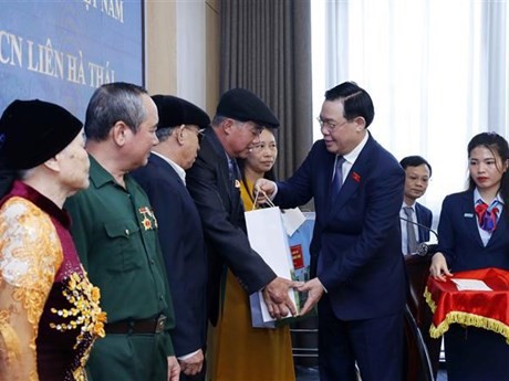 El presidente de la Asamblea Nacional de Vietnam, Vuong Dinh Hue, entrega obsequios a las personas beneficiarias de políticas sociales en Thai Binh. (Foto: VNA)
