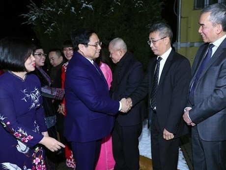 El primer ministro de Vietnam, Pham Minh Chinh, se reúne con connacionales en Budapest. (Foto: VNA)
