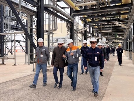El embajador Tran Quoc Khanh (segundo desde la izquierda) visita el área de procesamiento de petróleo de la planta central de GBRS (Fuente:GBRS)