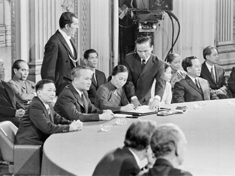 Nguyen Thi Binh, ministra de Asuntos Exteriores del Gobierno Revolucionario Provisional de la República de Vietnam del Sur, firma los Acuerdos de Paz de París en el centro internacional de convenciones de París, Francia, el 27 de enero de 1973. (Foto: VNA)