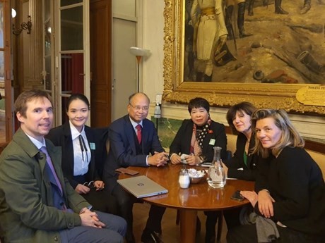 La jefa de la Comisión de Asuntos Sociales de la Asamblea Nacional de Vietnam, Nguyen Thuy Anh, se reunió con Laurence Muller-Bronn, vicepresidenta del Grupo Parlamentario de Amistad Francia-Vietnam en el Senado galo (Fuente:VNA)