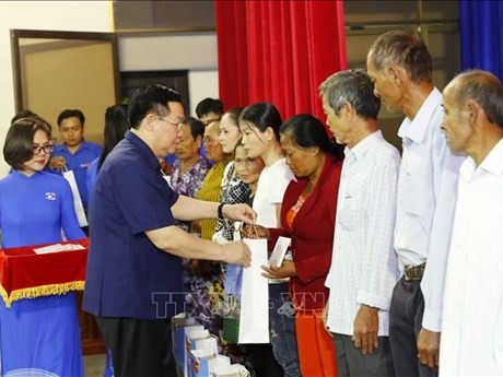 El presidente de la Asamblea Nacional de Vietnam, Vuong Dinh Hue, entrega regalos a personas beneficiarias de políticas preferenciales en la provincia de Bac Lieu. (Foto: VNA)