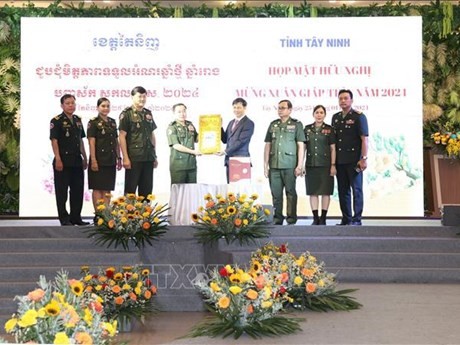 Entrega de obsequios a las autoridades de la provincia de Tay Ninh. (Foto: VNA)
