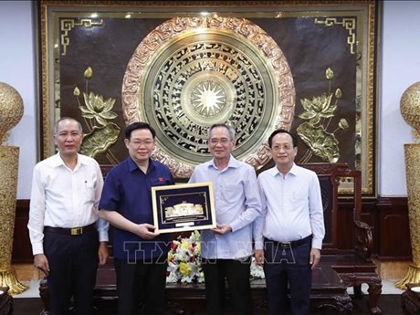 El presidente de la Asamblea Nacional, Vuong Dinh Hue, regala un obsequio al Comité del Partido Comunista de Vietnam en Bac Lieu. (Foto: VNA)