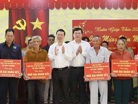 El presidente de Vietnam, Vo Van Thuong, entregó casas a hogares pobres en la provincia de Dong Thap. (Foto: VNA)