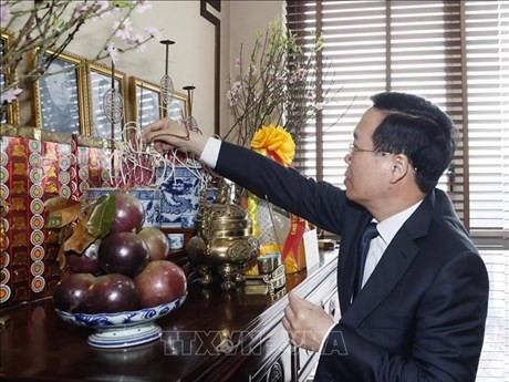 El presidente de Vietnam, Vo Van Thuong, rinde tributo a Truong Chinh, un difunto dirigente del país. (Foto: VNA)