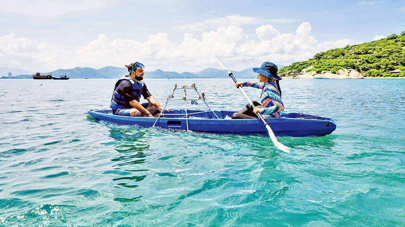 Turistas participan en actividades de plantación de corales en la bahía de Ninh Van. (Foto: Six Senses Ninh Van Bay)