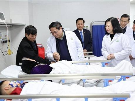 El primer ministro Pham Minh Chinh visita y entrega regalos a pacientes del Hospital de Amistad Vietnam-Alemania. (Fuente: VNA)
