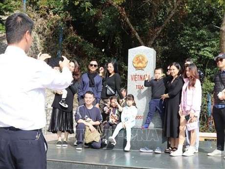 Los turistas visitan el hito 1116, Km0, Puerta Fronteriza Internacional Huu Nghi, provincia de Lang Son. (Foto: VNA)