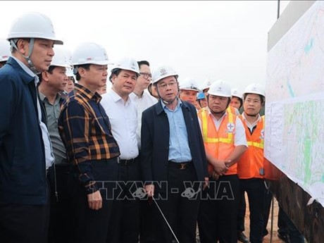 El viceprimer ministro de Vietnam Tran Hong Ha instó a acelerar la ejecución de algunos proyectos claves nacionales que se desplieguen las provincias centrales de Nghe An, Ha Tinh y Quang Binh. (Fuente:VNA)