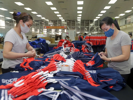 Fabricación de prendas de vestir para la exportación (Foto: VNA)