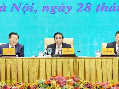 El primer ministro Pham Minh Chinh (centro) preside el la conferencia sobre las tareas de desarrollo del mercado de valores de este año. (Foto: VNA)