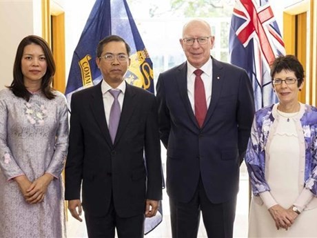 El embajador de Vietnam en Australia, Pham Hung Tam, y su esposa, y el gobernador general de Australia, David Hurley, y su cónyuge. (Foto transmitida por VNA)