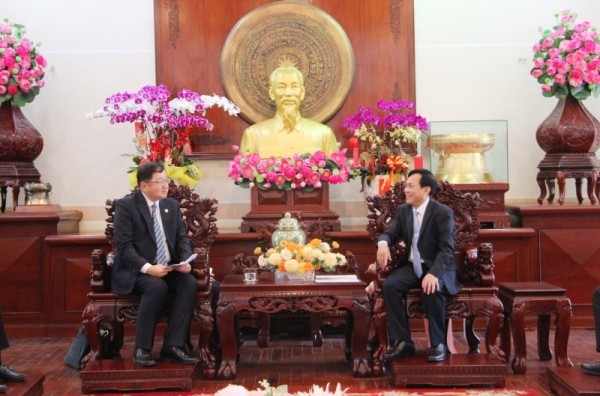 El embajador de Malasia en Vietnam, Dato’ Tan Yang Thai, y dirigentes del Comité Popular de Can Tho.