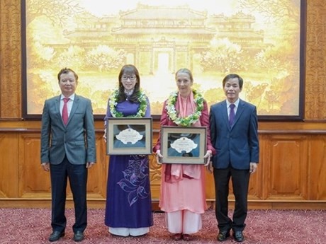 Andrea Teufel (segunda desde la derecha) y Kazuyo Watanabe (tercera desde la derecha) reciben el título de ciudadanía honoraria de la provincia de Thua Thien - Hue. (Foto: baothuathienhue.vn)