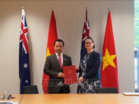 El viceministro vietnamita de Justicia Tran Tien Dung y su homóloga australiana Tara Inverarity, en el acto de entrega de documentos de cooperación. (Foto: VNA)