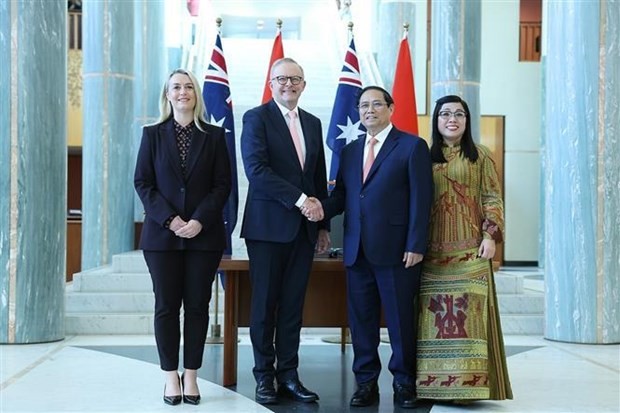 El premier australiano, Anthony Albanese, y su cónyuge dan la bienvenida al primer ministro Pham Minh Chinh y su esposa. (Foto: VNA)