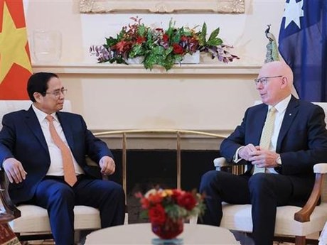 El primer ministro Pham Minh Chinh y el gobernador general de Australia, David Hurley. (Foto: VNA)