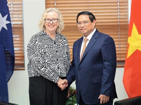 El primer ministro vietnamita, Pham Minh Chinh, recibe a Sharon Claydon vicepresidenta de la Cámara de Representantes de Australia y titular del Grupo Parlamentario de Amistad Australia-Vietnam. (Fuente:VNA)