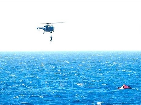 Un helicóptero realiza operaciones de rescate en el Golfo de Adén, Yemen, el 6 de marzo de 2024. (Foto: AFP/VNA)