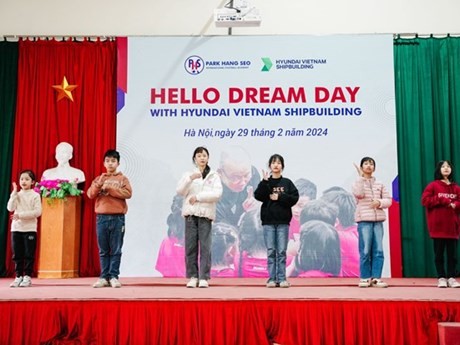 Estudiantes de la escuela secundaria Esperanza en el programa benéfico "Hello Dream Day" (Fuente: VNA)
